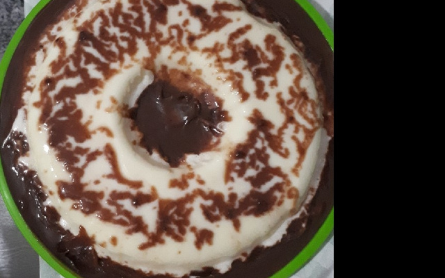 Pudim branco com calda