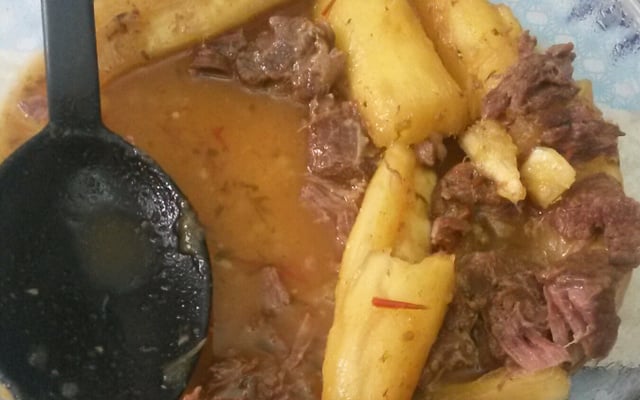 Carne cozida na panela de pressão com aipim