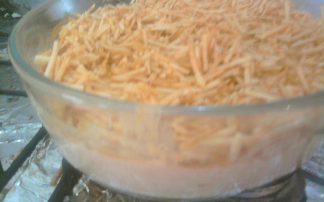 Desfiado de frango gratinado com batata palha