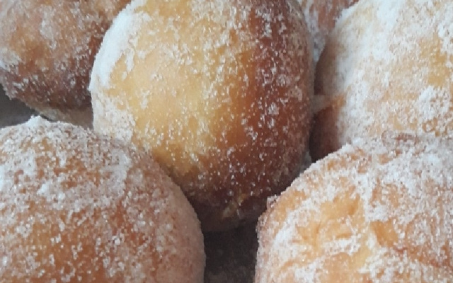 Sonho com recheio de doce de leite