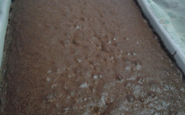 Bolo de chocolate fofinho com cobertura de brigadeiro