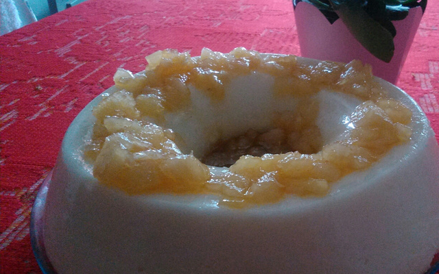 Manjar de coco com calda de abacaxi