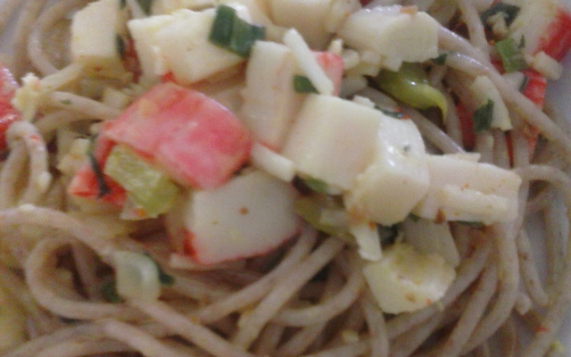 Macarrão integral com kani kama