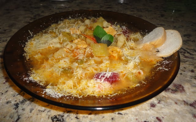 Sopa de legumes com frango e macarrão
