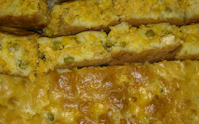 Torta deliciosa de liquidificador com recheio de frango