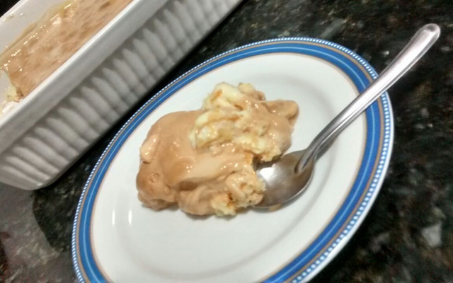 Pavê de creme com doce de leite e pêssegos