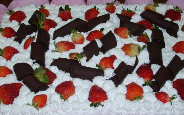 Bolo mousse de morango e chocolate