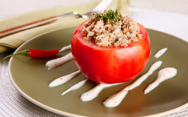 Tomates recheados com atum