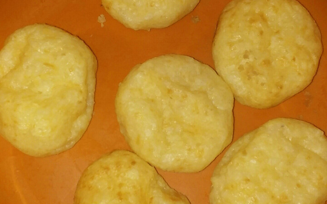 Pão de queijo de padaria (delicioso)