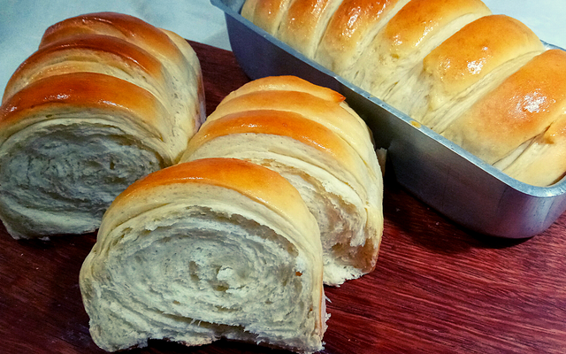 PÃO CASEIRO QUE JÁ SAI FATIADO DO FORNO