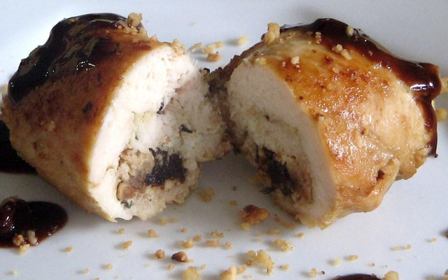 Filé de peito de frango recheado com gorgonzola, ameixa e amêndoas