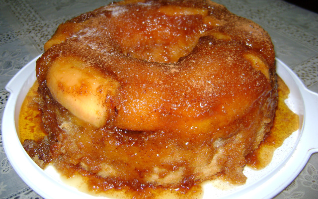 Bolo de banana com calda