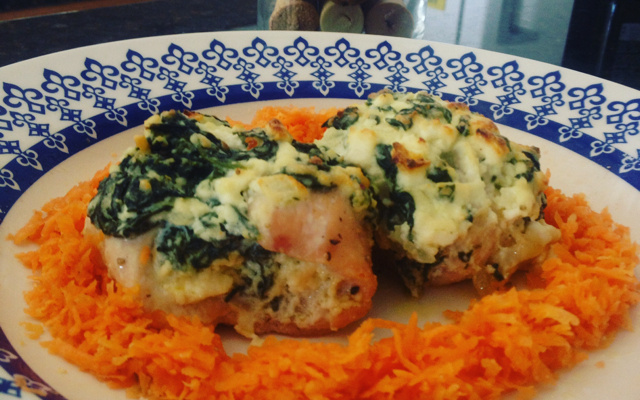 Enroladinho de frango com ricota e espinafre