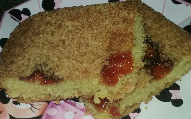 Bolo de fubá com goiabada