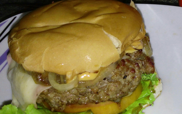 Hambúrguer com cebolas empanadas