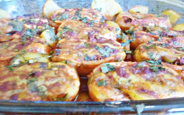 Linguiça de frango recheada ao molho bolonhesa