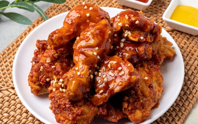 Frango frito coreano com molho agridoce
