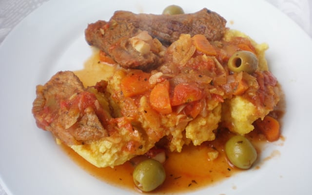 Carne ao molho vermelho com Polenta
