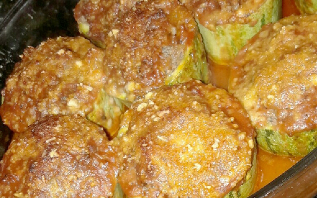 Abobrinha recheada com carne moída