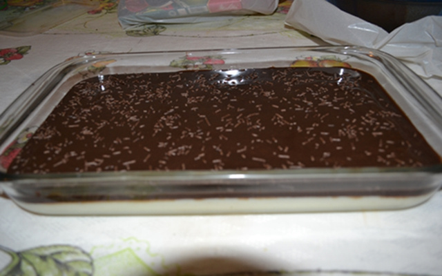 Doce gelado de coco com chocolate