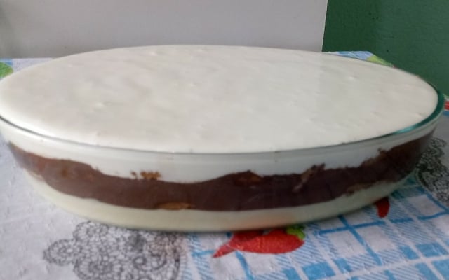 Pavê de chocolate com biscoito champagne