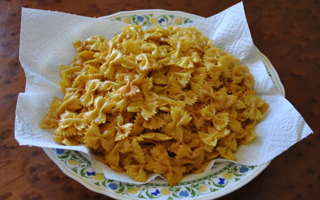 Macarrão gravatinha frito (aperitivo)