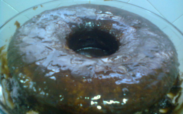 Bolo de cenoura com calda de chocolate que derrete na boca