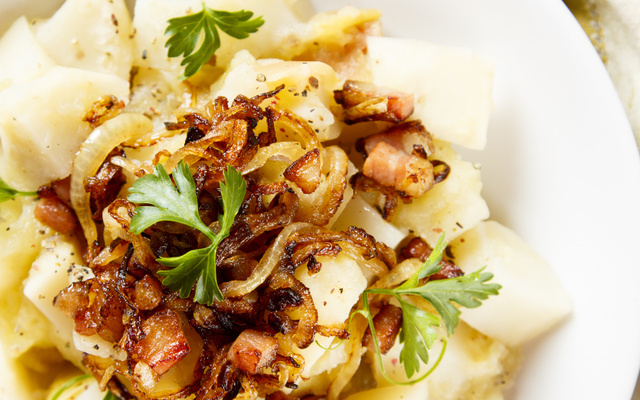 Jantar rápido de maçãs, presunto e batatas