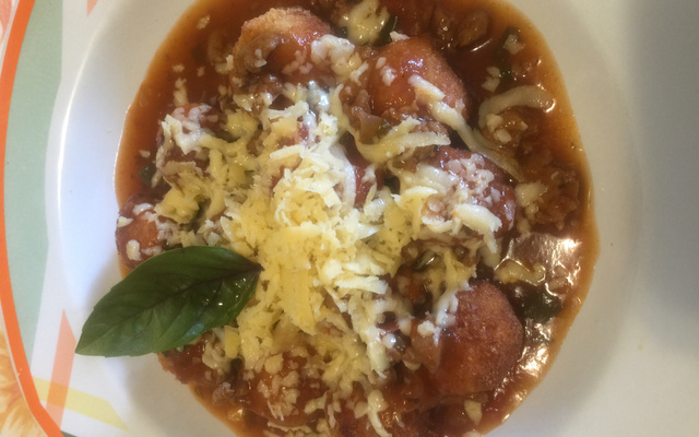 Nhoque frito e recheado de queijo gouda