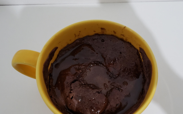 Bolo de caneca de chocolate sem ovo e sem fermento com calda