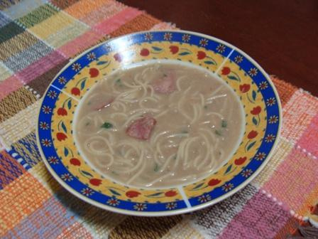 Caldinho de feijão com espaguetinho da Abima