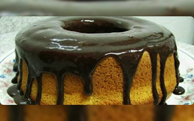 Bolo de milho com calda de chocolate