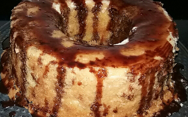 Bolo simples de coco com cobertura de chocolate (muito fácil)