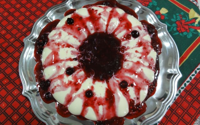 Pudim de geladeira com calda de frutas vermelhas do Kiko