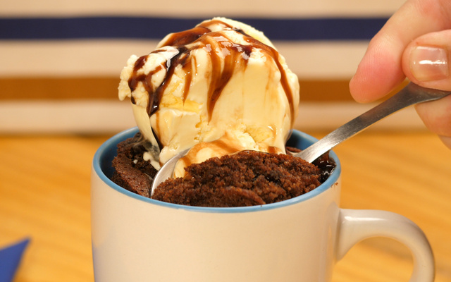 Bolo de caneca com sorvete