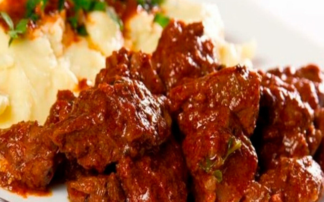 Músculo picado com purê de mandioca