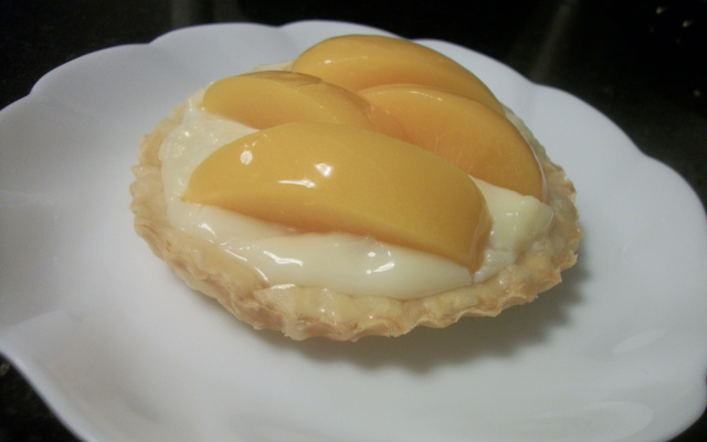 Tortinha de pêssego com massa folhada