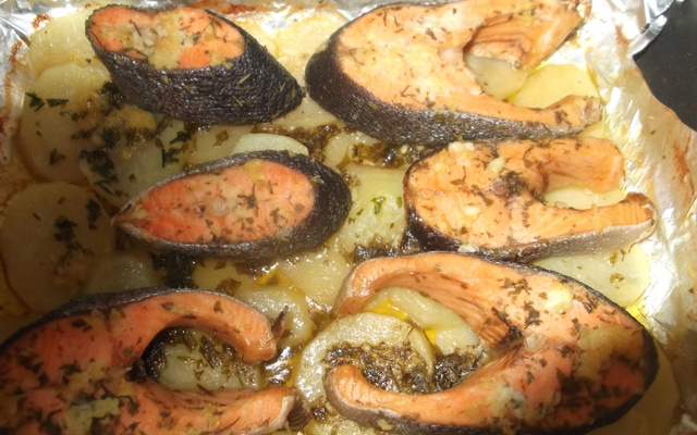 Salmão assado à provençal