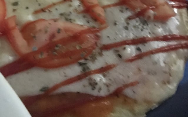 Pizza de frigideira com massa de panqueca