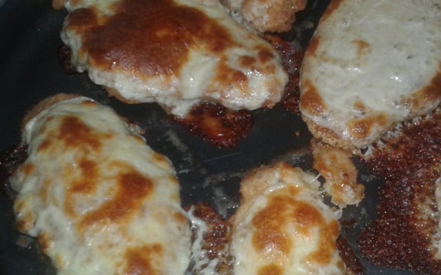 Bife de frango à milanesa com queijo quente