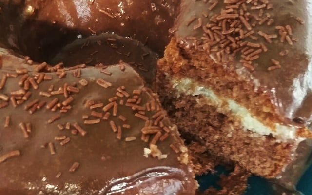 bolo de chocolate com  recheio   de coco