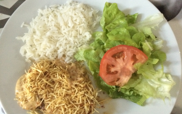 Medalhão de filé mignon ao molho de requeijão e batata palha