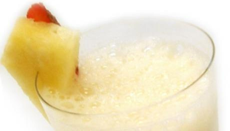 Bebida gelada e coco e abacaxi