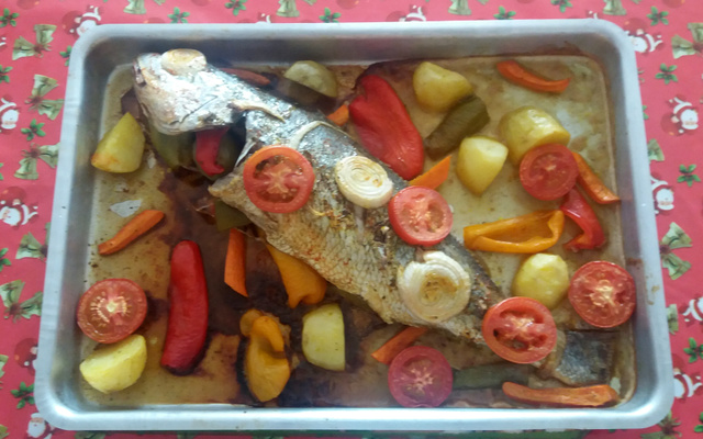 Corvina assada com legumes