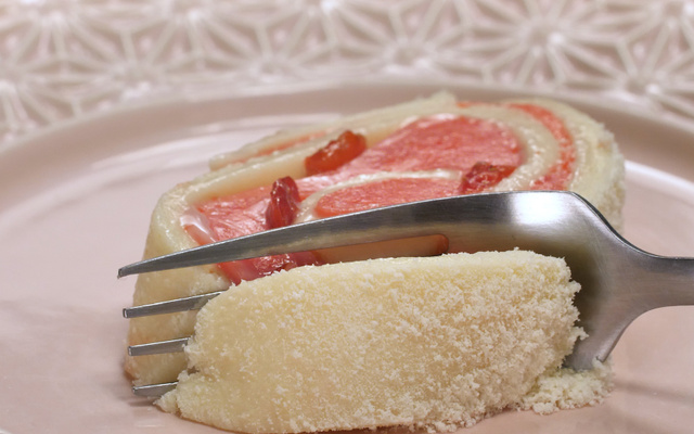 Rocambole de leite ninho com morango