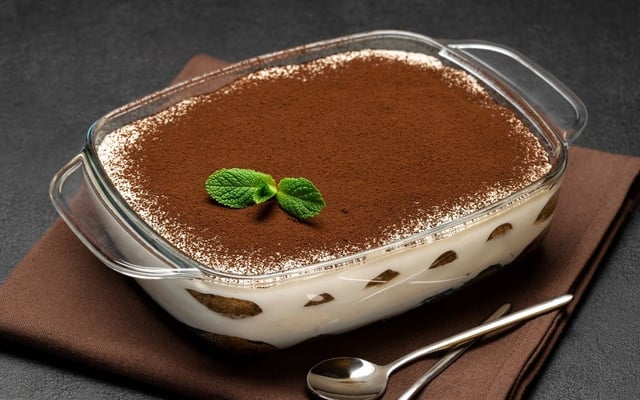 Pavê de bolacha champagne finalizada com chocolate em pó