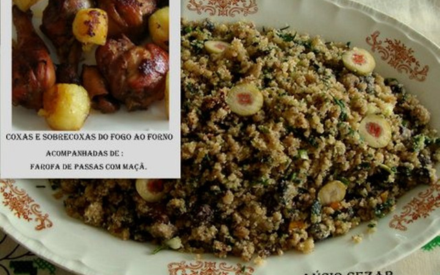 Coxas e sobrecoxas do fogo ao forno, acompanhadas de farofa de passas e maçã