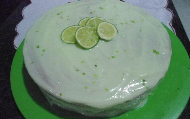 Bolo de limão com gelatina e iogurte