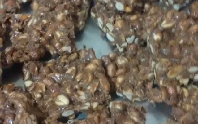 Pé de moleque de leite condensado