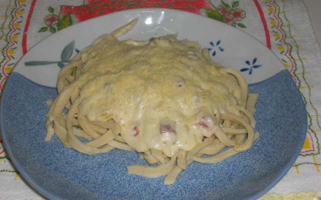 Fettuccine ao Molho de Bacon e Cebola